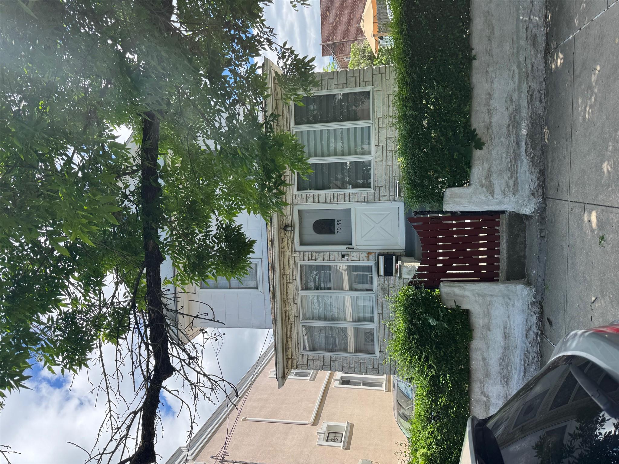 72nd Place, Glendale, Queens, NY - 1 Bedrooms  
1 Bathrooms  
5 Rooms - 