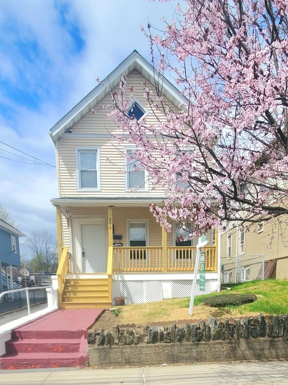 Locust Avenue 1, Port Chester, New York - 2 Bedrooms  
1 Bathrooms  
6 Rooms - 