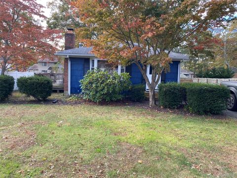 Photo of 12 Applegate Drive, Mastic, NY 11950 (MLS # 927184)