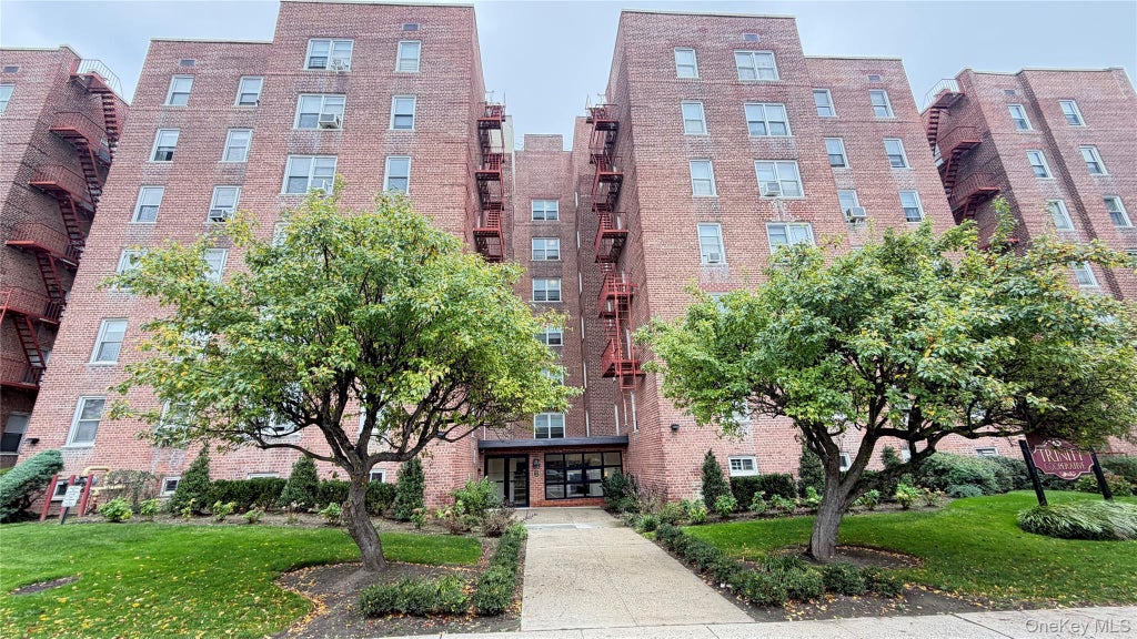 Photo of 126 Church Street #6G, New Rochelle, NY 10805 (MLS # 1063078)