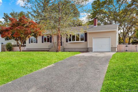 Photo of 116 E Woodside Avenue, Patchogue, NY 11772 (MLS # 901405)