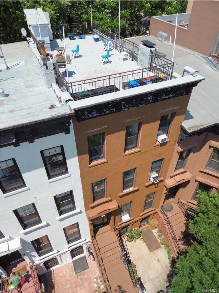 887 Lafayette Avenue