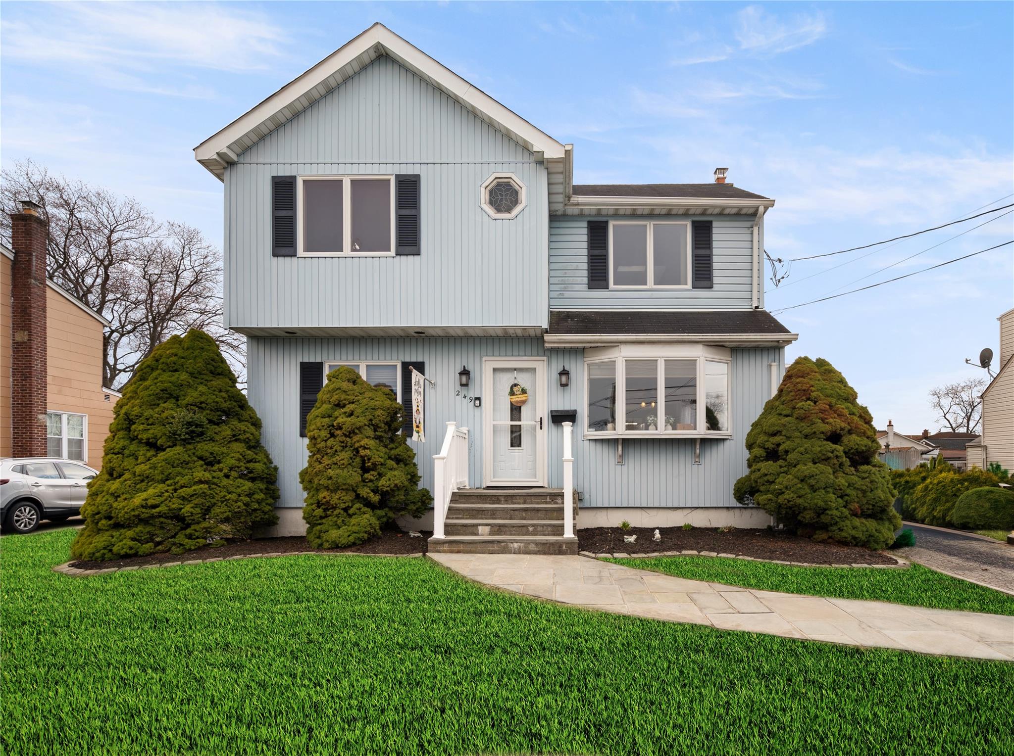 249 Phyllis Dr, Lindenhurst, New York image 3