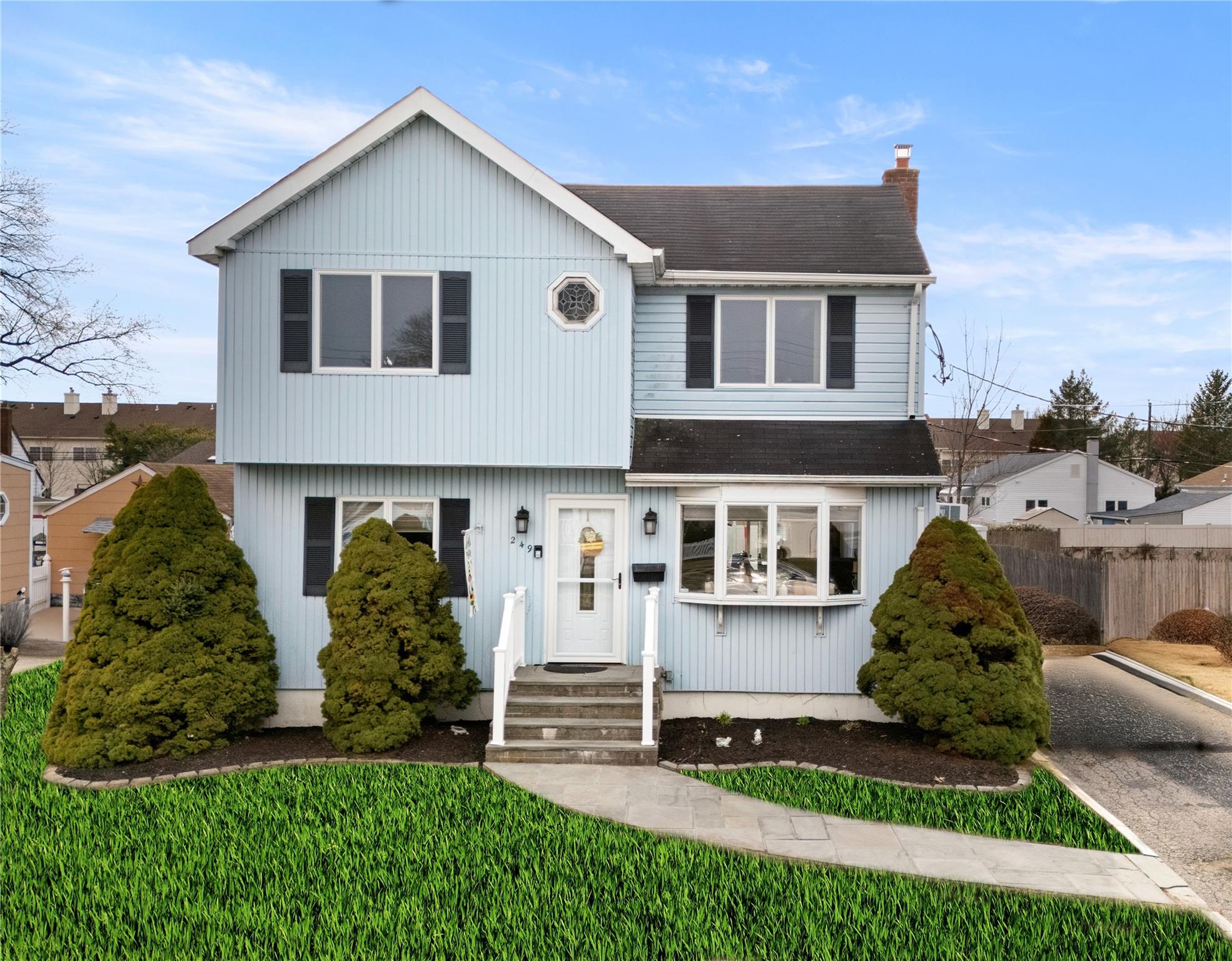 249 Phyllis Dr, Lindenhurst, New York image 1