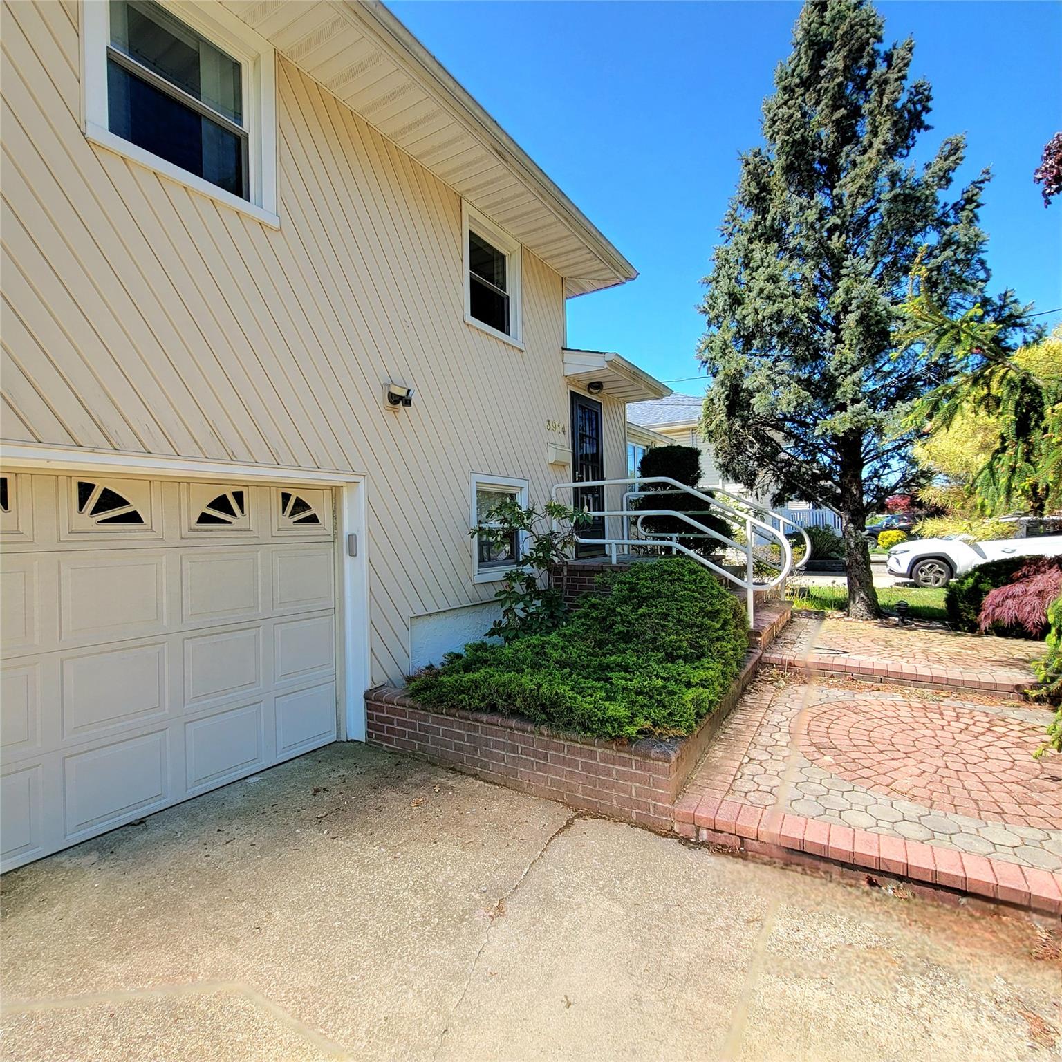 3914 Jerusalem Avenue, Seaford, New York image 2