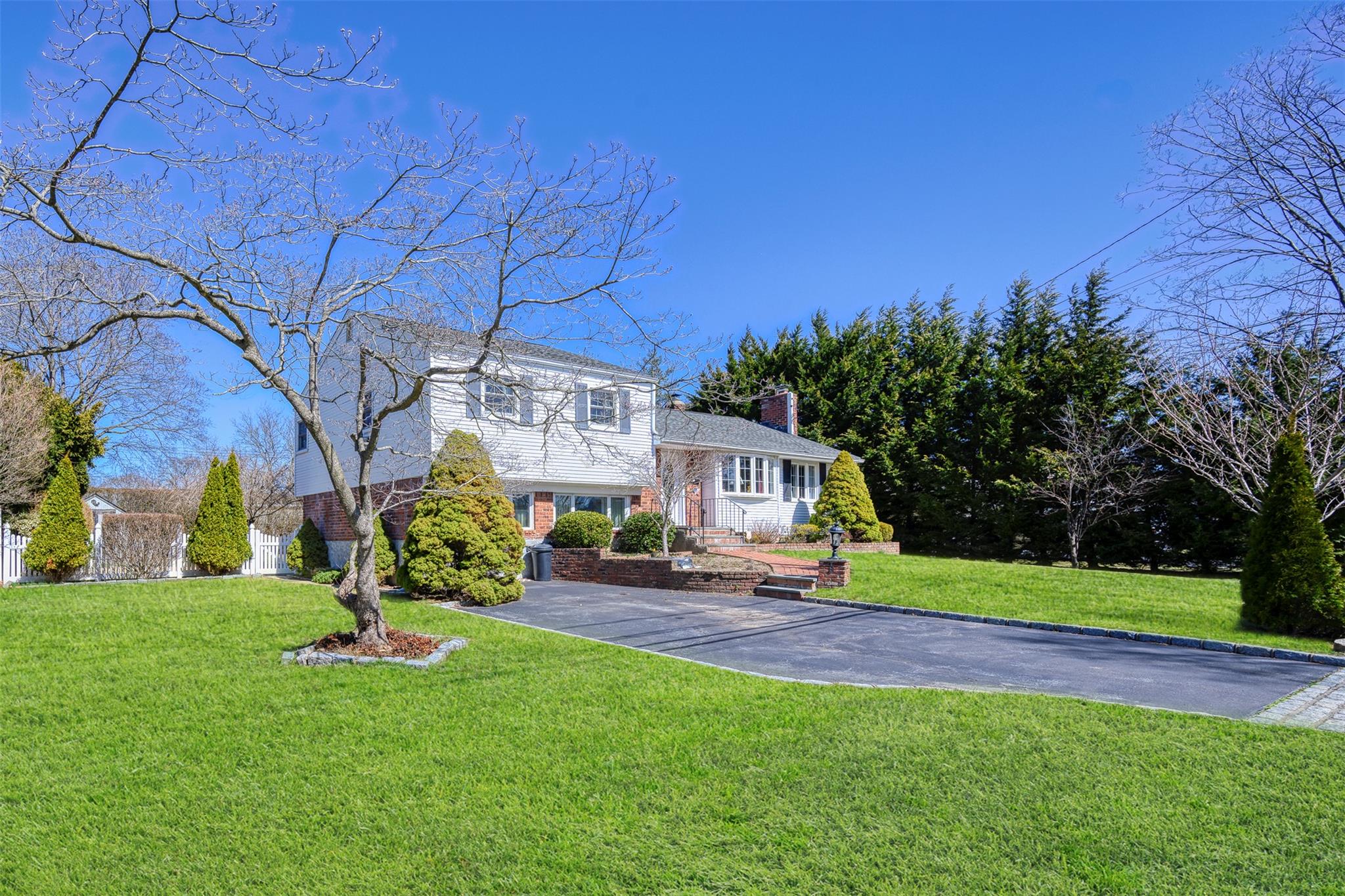 9 W Tennyson Place, Greenlawn, New York image 2