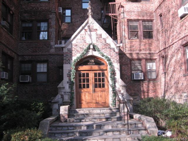 Scarsdale, New York 10583, United States, 1 Bedroom Bedrooms, ,1 BathroomBathrooms,Residential,Active,202848