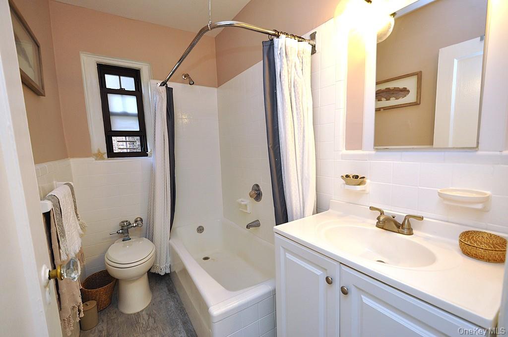 Scarsdale, New York 10583, United States, 1 Bedroom Bedrooms, ,1 BathroomBathrooms,Residential,Active,202848