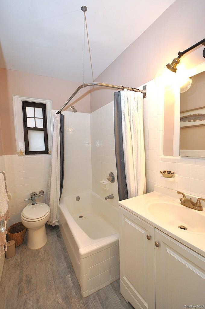 Scarsdale, New York 10583, United States, 1 Bedroom Bedrooms, ,1 BathroomBathrooms,Residential,Active,202848