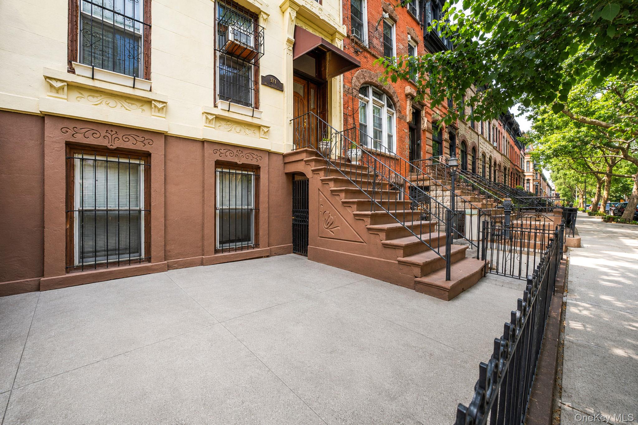 571 Macon Street - Photo 2