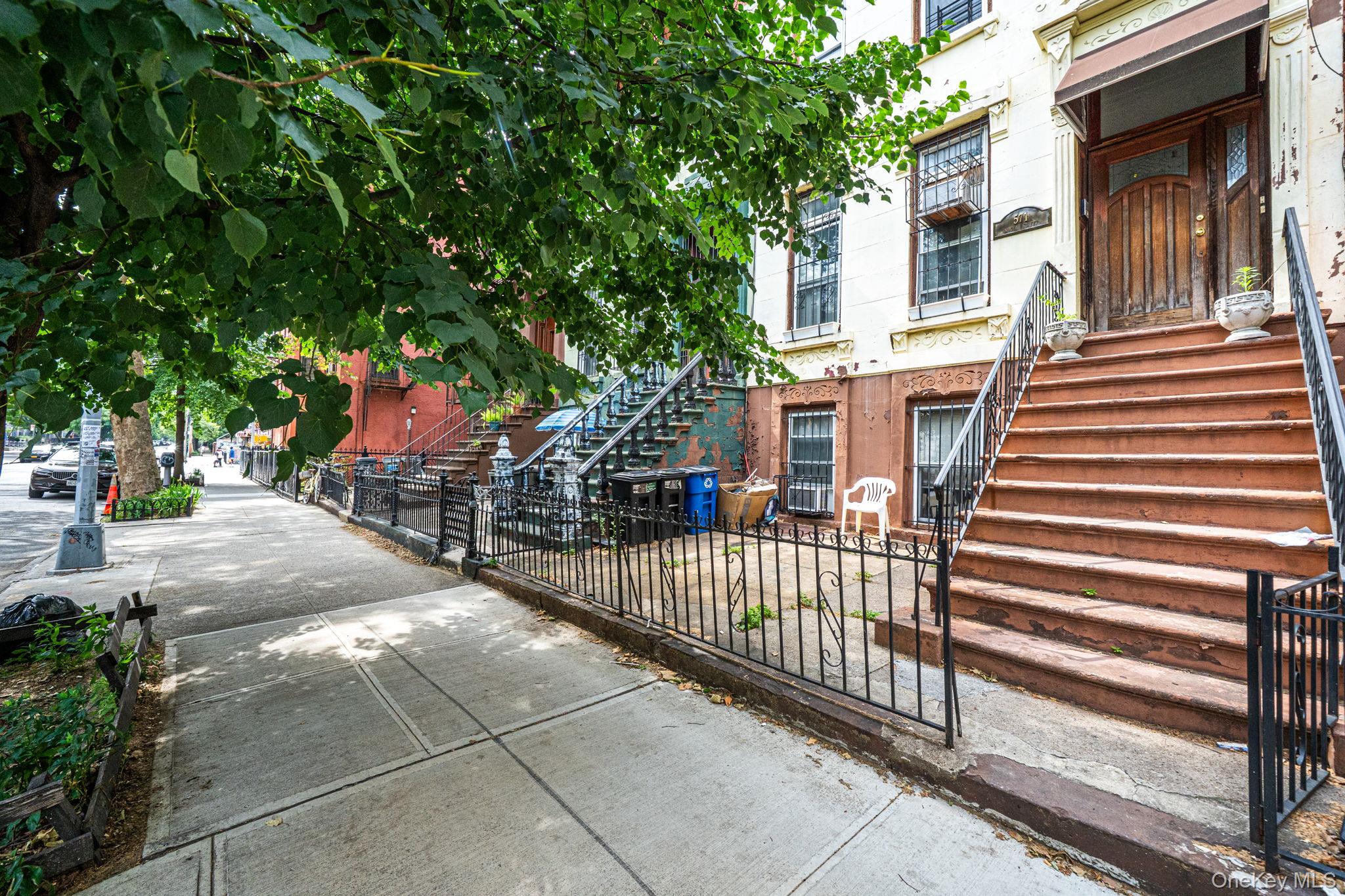 571 Macon Street - Photo 4