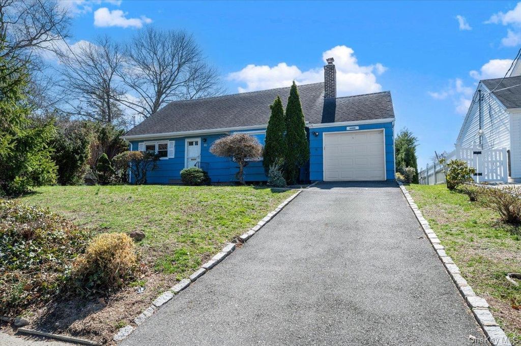 Photo of 11 Glenwood Road, Glen Head, NY 11545 (MLS # 974915)