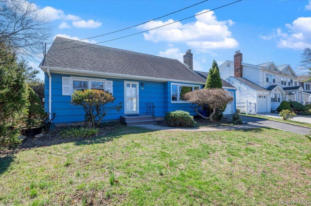 Photo of 11 Glenwood Road, Glen Head, NY 11545 (MLS # 974915)