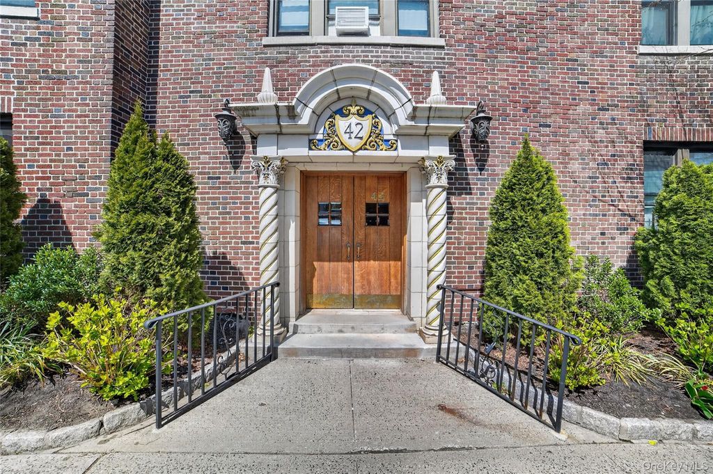 Photo of 42 Pondfield Road W #4F, Bronxville, NY 10708 (MLS # 1006341)
