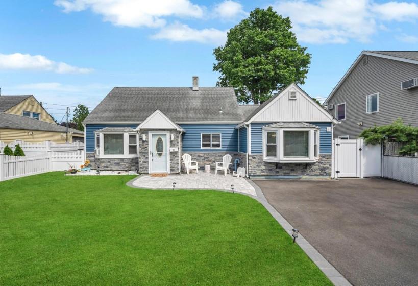 91 Valley Road, Levittown, New York image 1