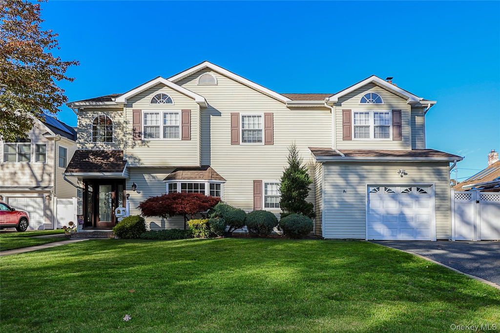 Photo of 1817 Gardenia Avenue, North Merrick, NY 11566 (MLS # 943790)