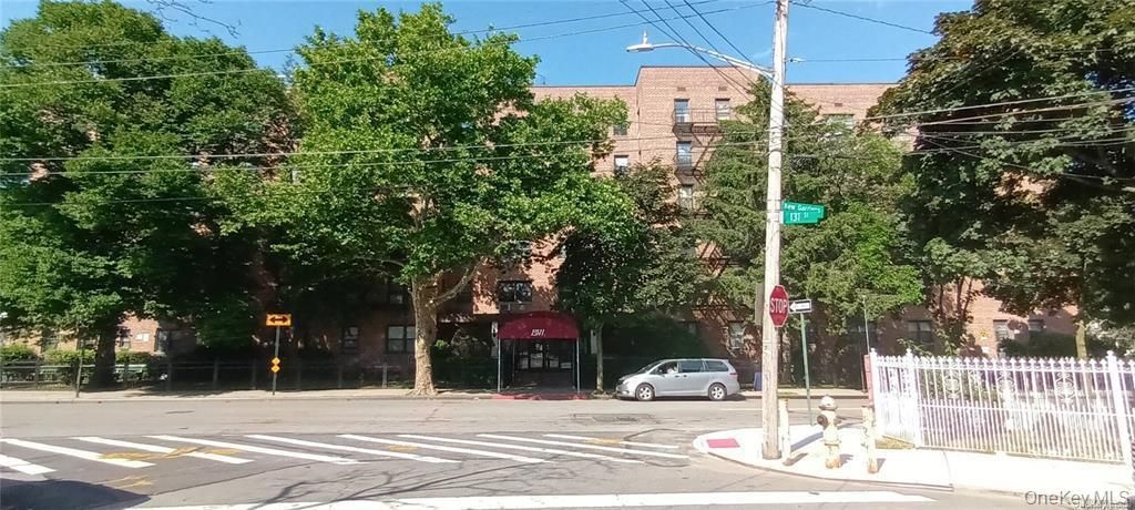 Photo of Kew Gardens Rd RD #6N, Richmond Hill North, NY 11418 (MLS # 979991)