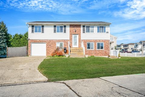 Photo of 4 Bay Place, Lindenhurst, NY 11757 (MLS # 934396)