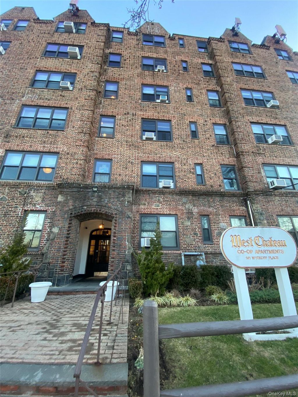 Photo of 141 Wyckoff Place #6-E, Woodmere, NY 11598 (MLS # 949522)