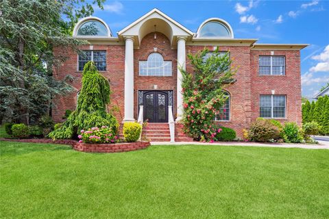 10 Roseanne Drive North Hills NY 11576