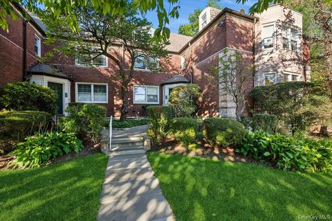 Photo of 3 Campus Pl Pl #1C, Scarsdale, NY 10583 (MLS # 920371)