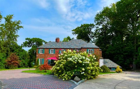 90 Old Pond Road Great Neck NY 11023
