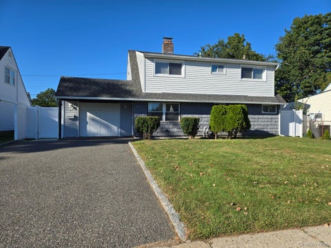 Homes For Rent - 27 Gleaner Lane<br/> Levittown, NY 11756