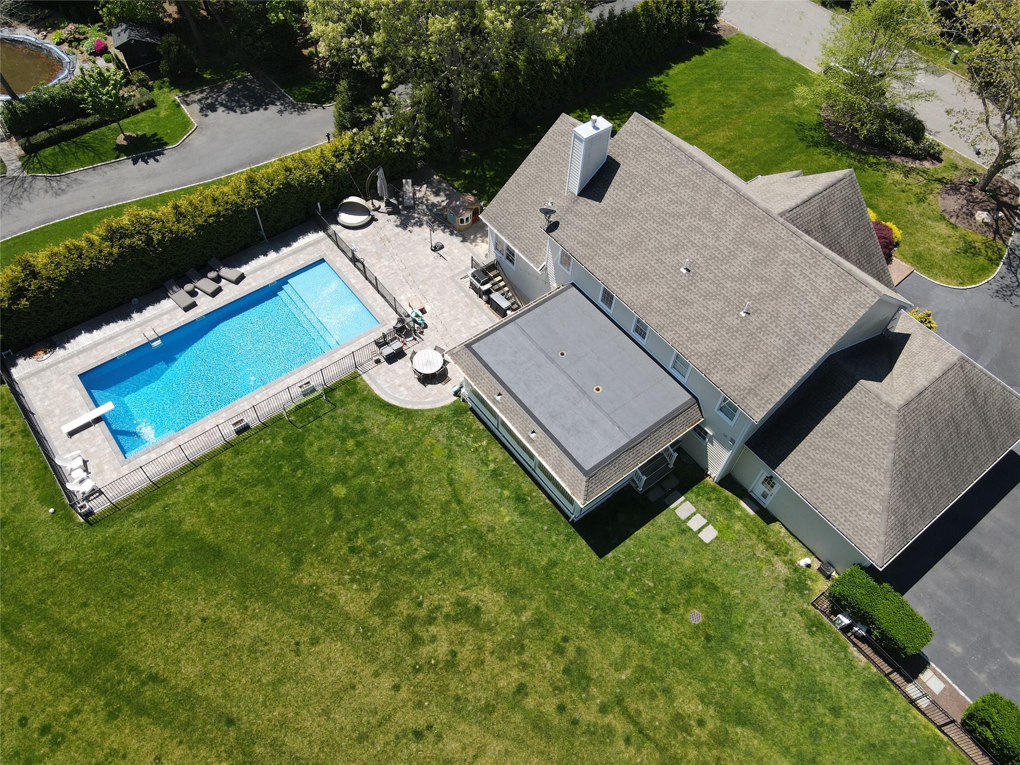103 W Silver Beech Lane, Calverton, Florida image 2