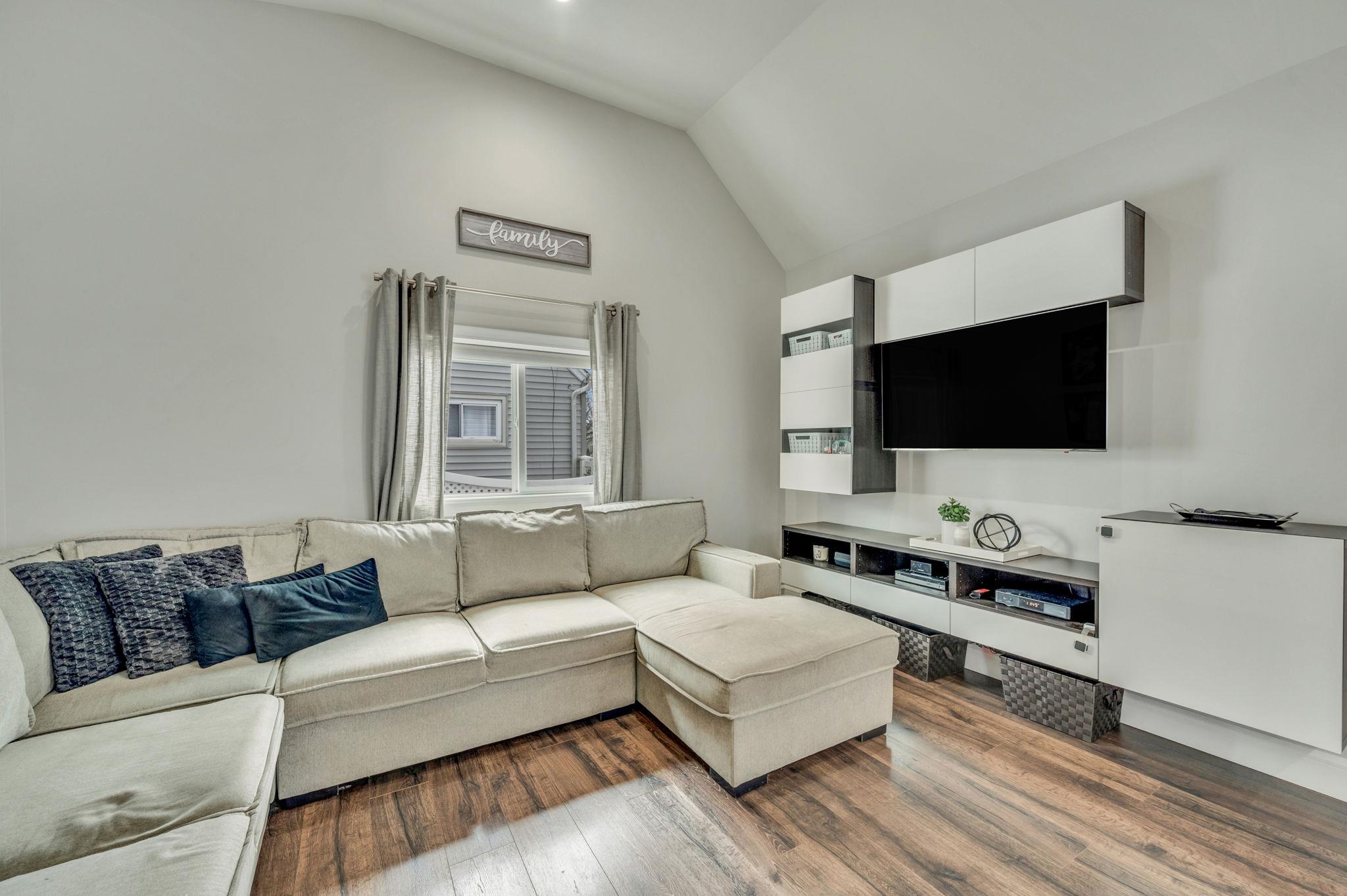 1015 N Hamilton Avenue, Lindenhurst, New York image 8