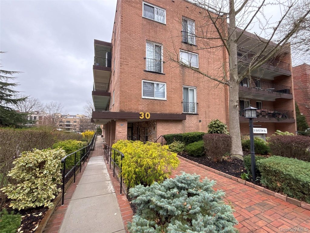 Photo of 30 Barstow Road #LL4, Great Neck, NY 11021 (MLS # 983762)