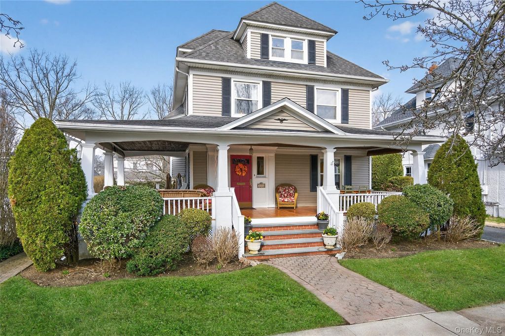 Photo of 114 Roosevelt Street, Garden City, NY 11530 (MLS # 976547)