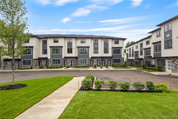 17 LAZER CT UNIT 201, SPRING VALLEY, NY 10977 - Image 67fc74ed4bbbe27bd6f7eade22c9d081/324720202