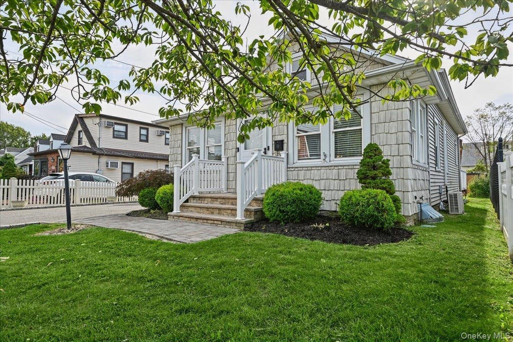 Photo of 635 S 6th Street, Lindenhurst, NY 11757 (MLS # 1057263)