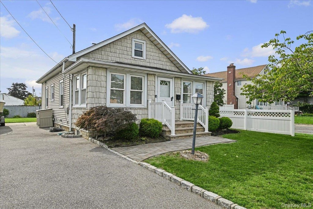 Photo of 635 S 6th Street, Lindenhurst, NY 11757 (MLS # 1057263)