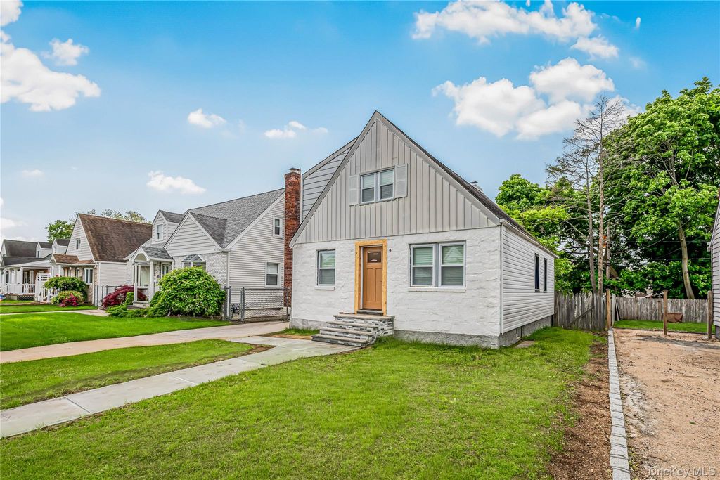 Photo of 175 Dorchester Road, Garden City, NY 11530 (MLS # 992806)