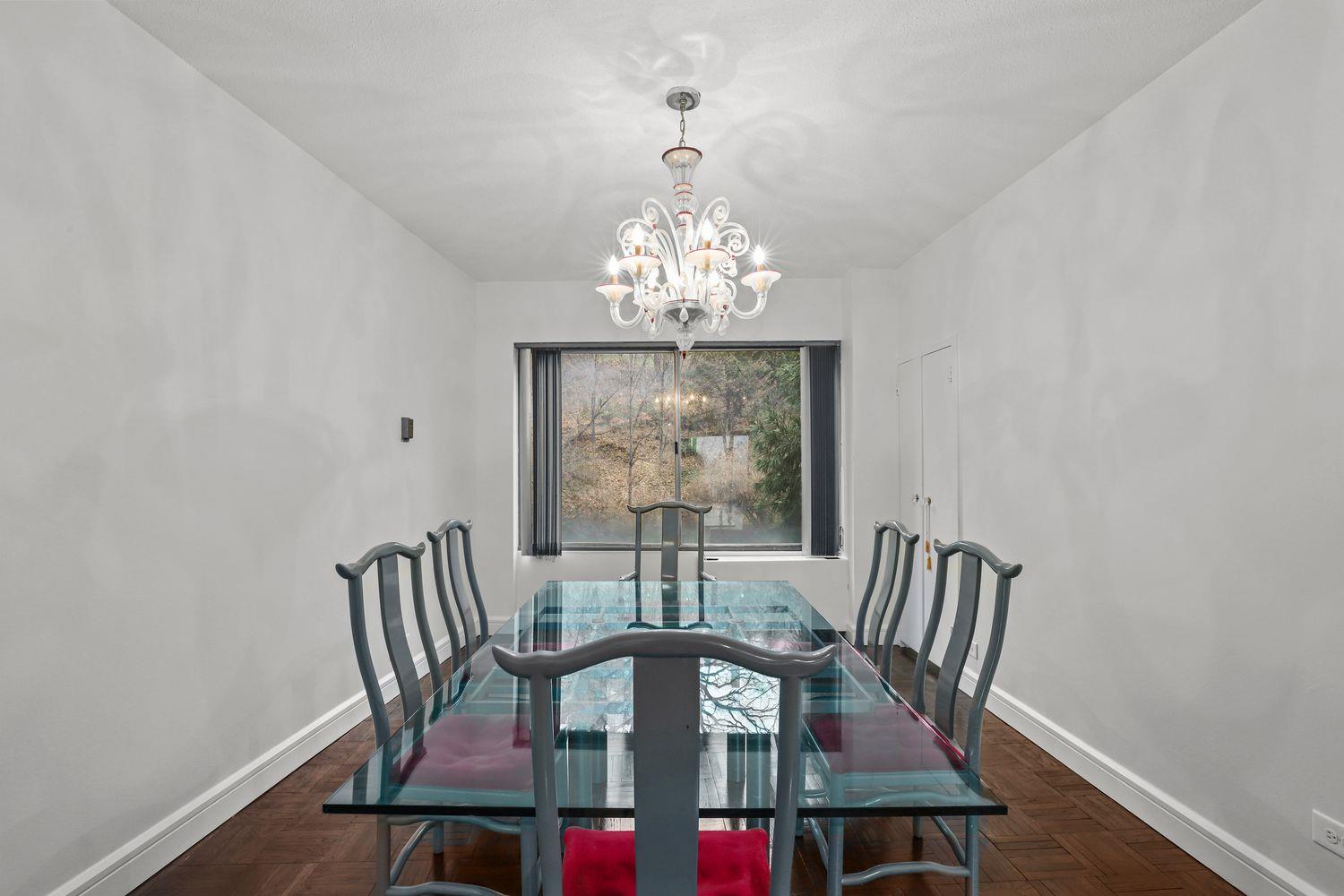 Douglas Avenue 3F, Bronx, New York - 3 Bedrooms  
3 Bathrooms  
6 Rooms - 