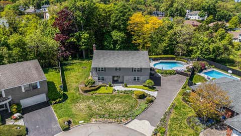 Homes For Sale - 4 High Court<br/> Nassau County, Bayville, NY 11709