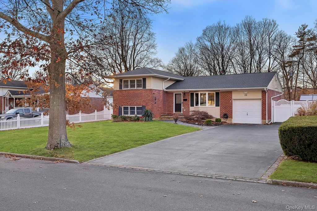 Photo of 22 Niagara Lane, Commack, NY 11725 (MLS # 943719)