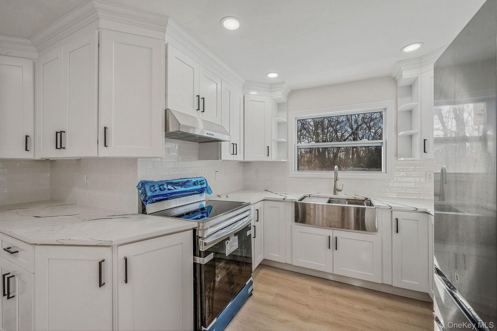 Photo of 15 Terry Court, North Babylon, NY 11703 (MLS # 944978)