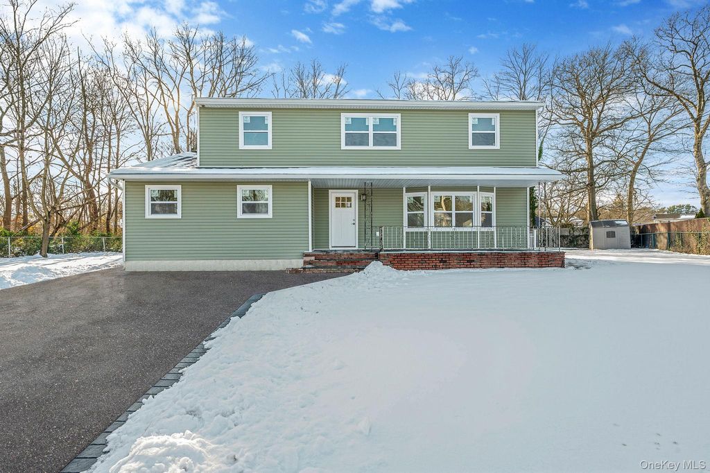 Photo of 15 Terry Court, North Babylon, NY 11703 (MLS # 944978)