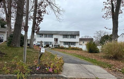 Photo of 11 Bell Court, Ronkonkoma, NY 11779 (MLS # 939218)