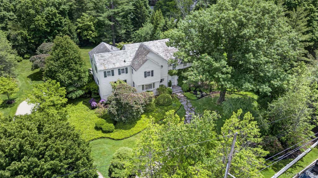Photo of 6 Hillair Circle, White Plains, NY 10605 (MLS # 1004533)