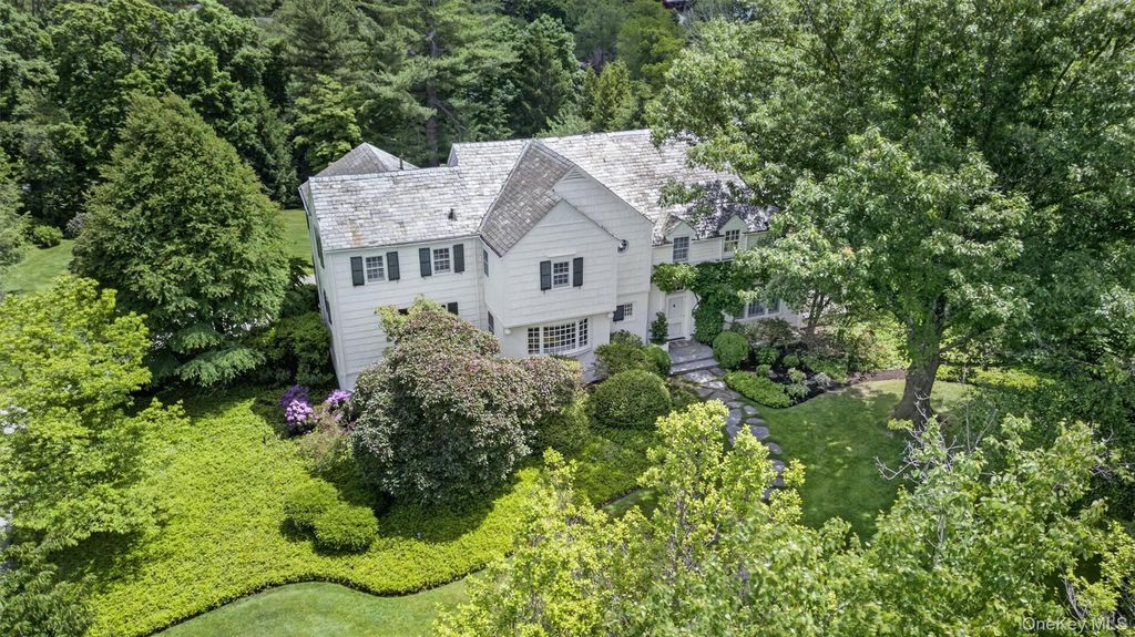 Photo of 6 Hillair Circle, White Plains, NY 10605 (MLS # 1004533)