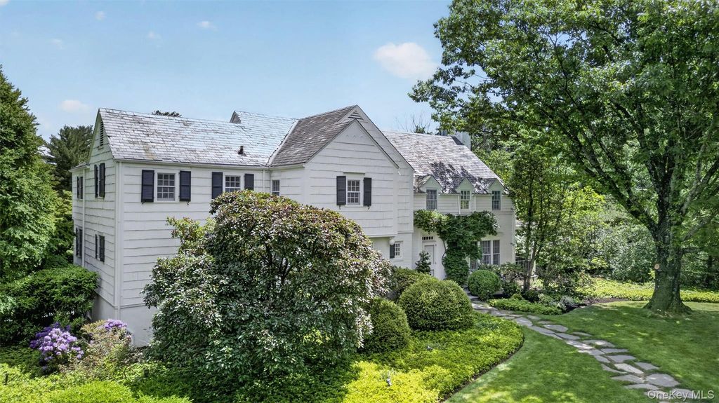 Photo of 6 Hillair Circle, White Plains, NY 10605 (MLS # 1004533)