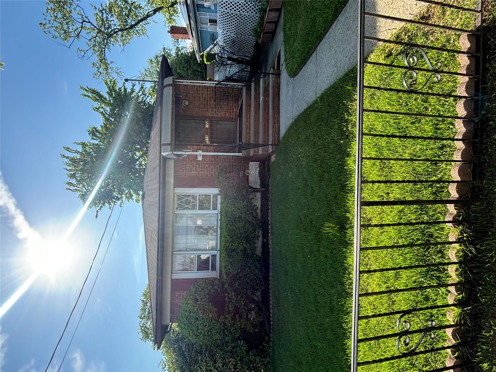 Farmers Boulevard, Saint Albans, Queens, NY - 3 Bedrooms  
2 Bathrooms  
7 Rooms - 