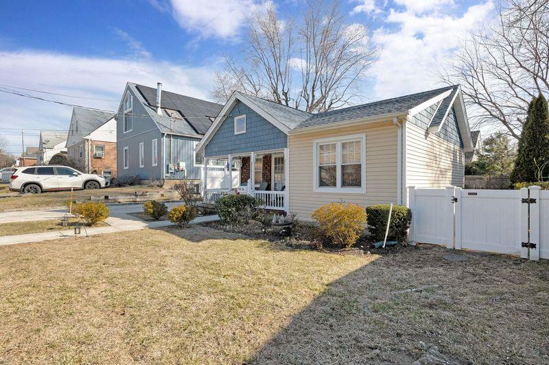 28 Norwood Road, Port Washington, New York image 6