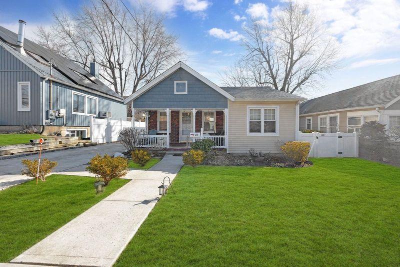 28 Norwood Road, Port Washington, New York image 1