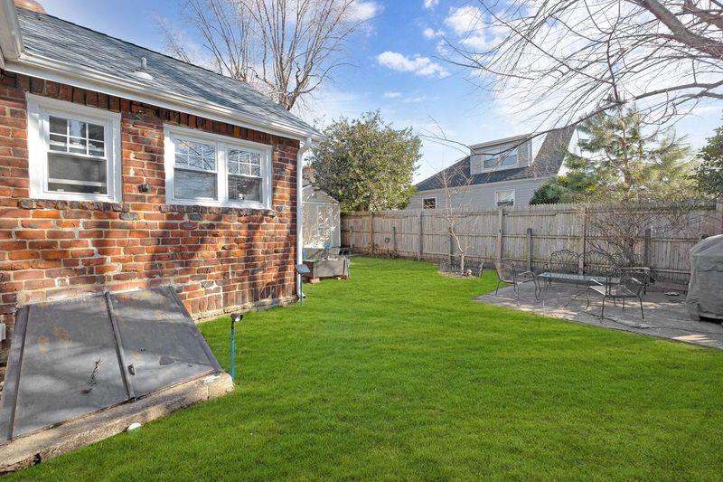 28 Norwood Road, Port Washington, New York image 17