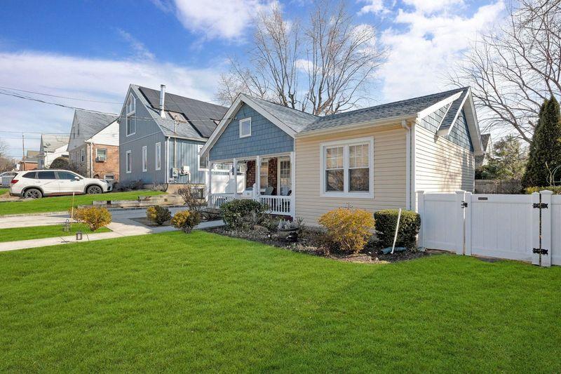 28 Norwood Road, Port Washington, New York image 5