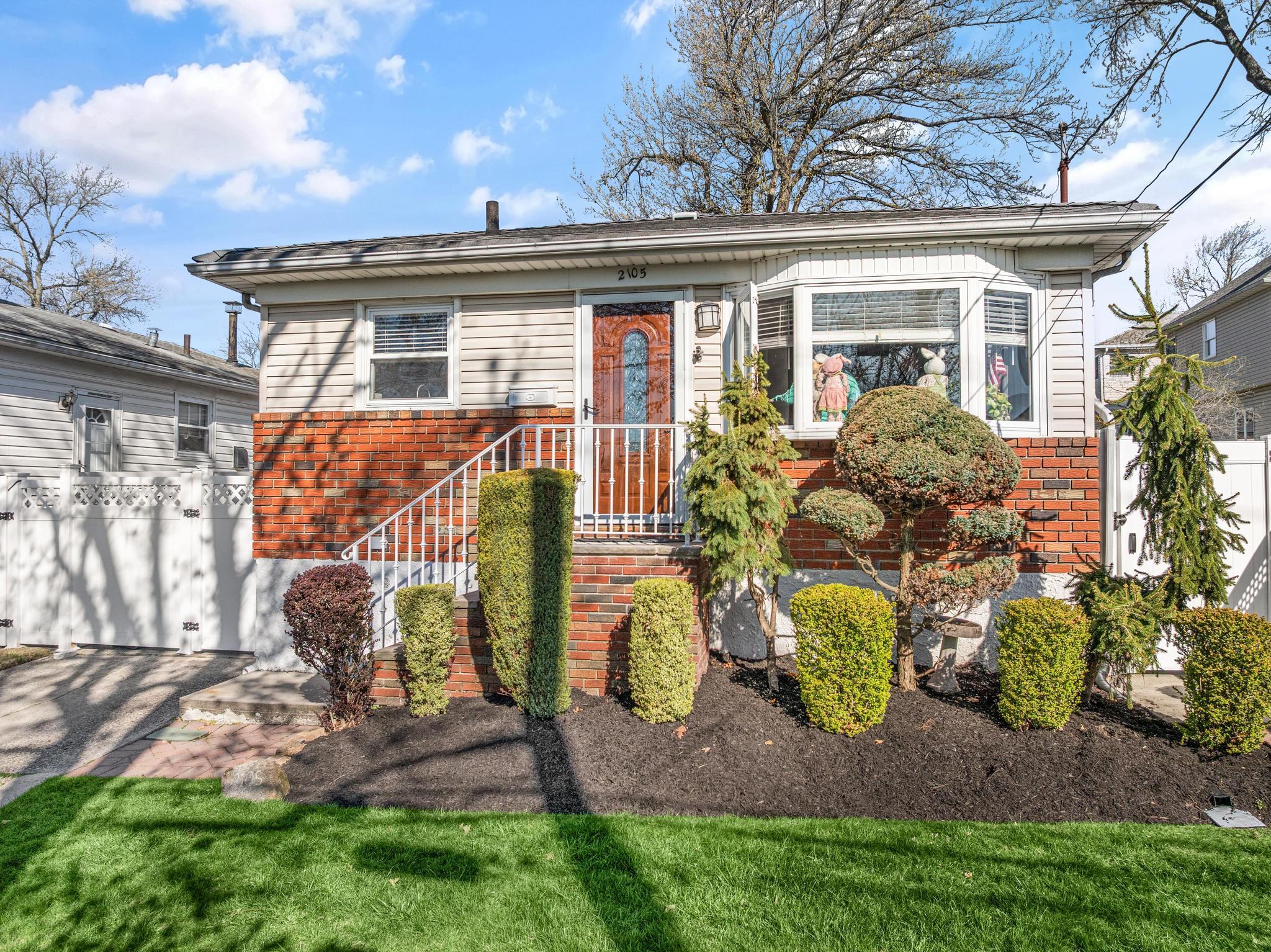 2105 N Railroad Avenue, Staten Island, New York image 1